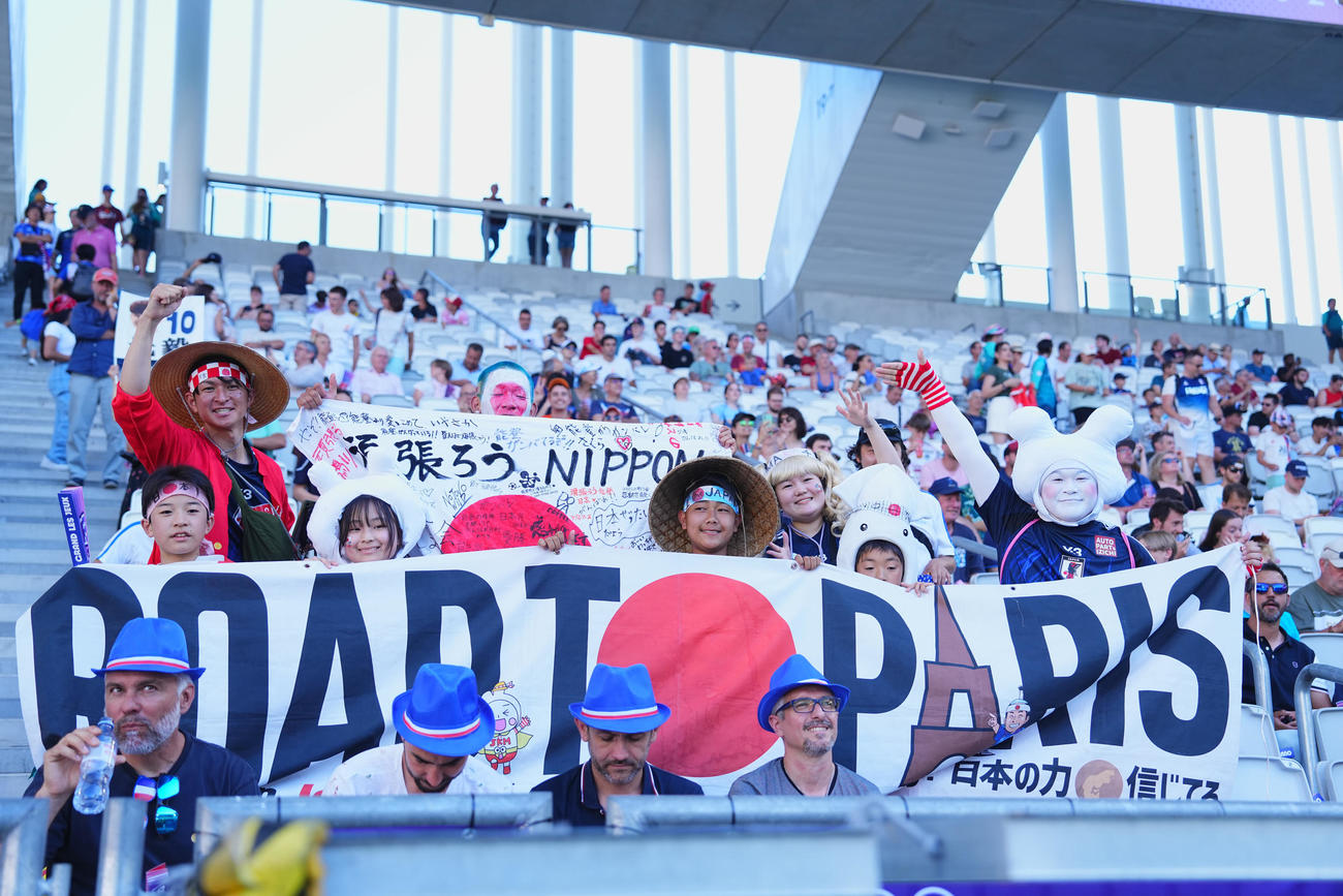 日本対パラグアイ　盛り上がるサポーター（撮影・垰建太）