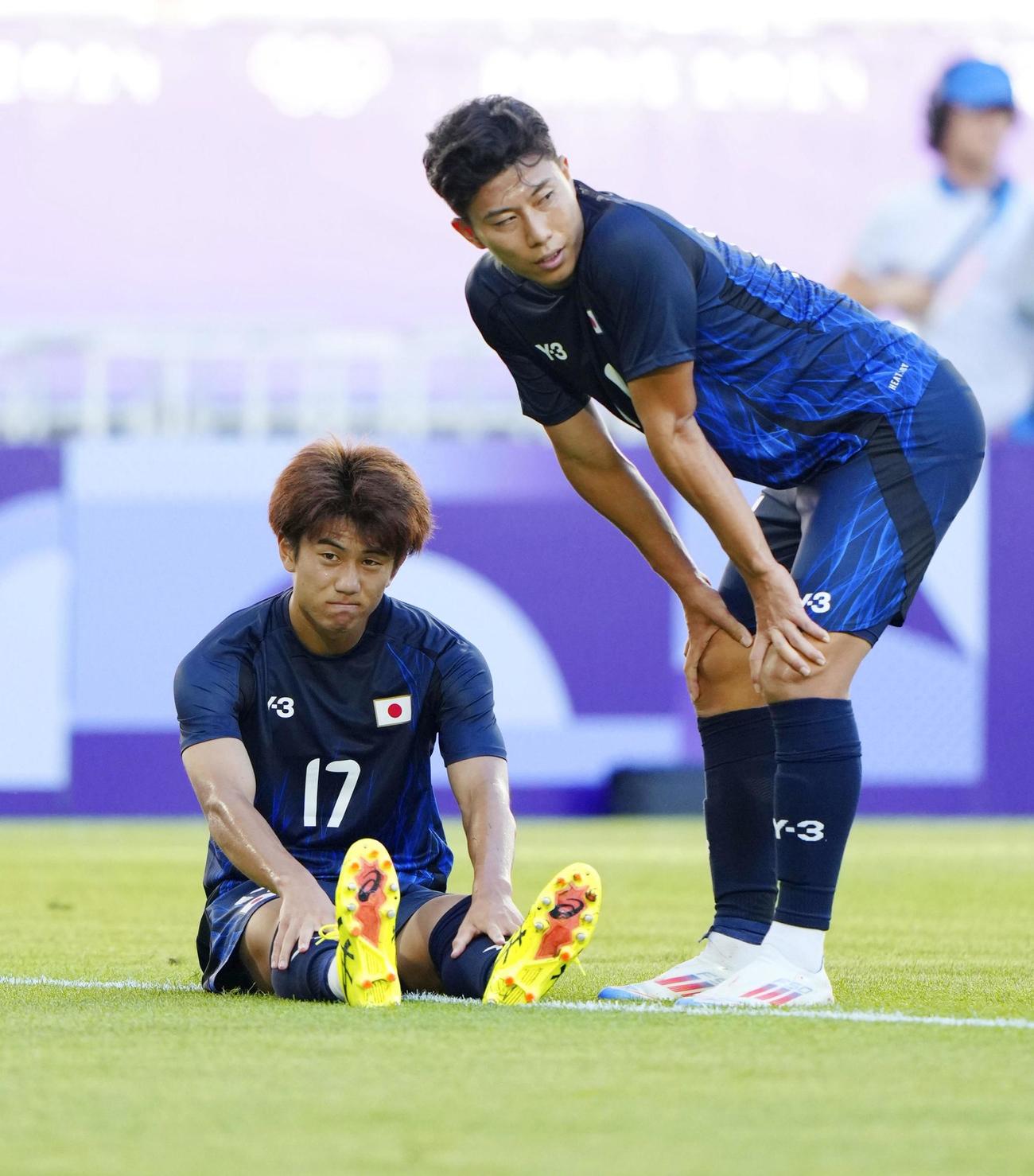 日本―パラグアイ　前半、ピッチに座り込む平河（左）（共同）