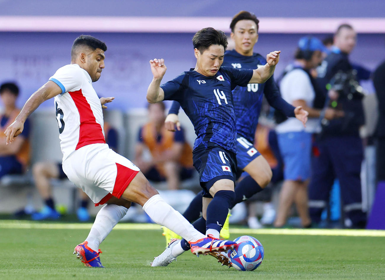 日本―パラグアイ　前半、競り合う三戸（右）（共同）