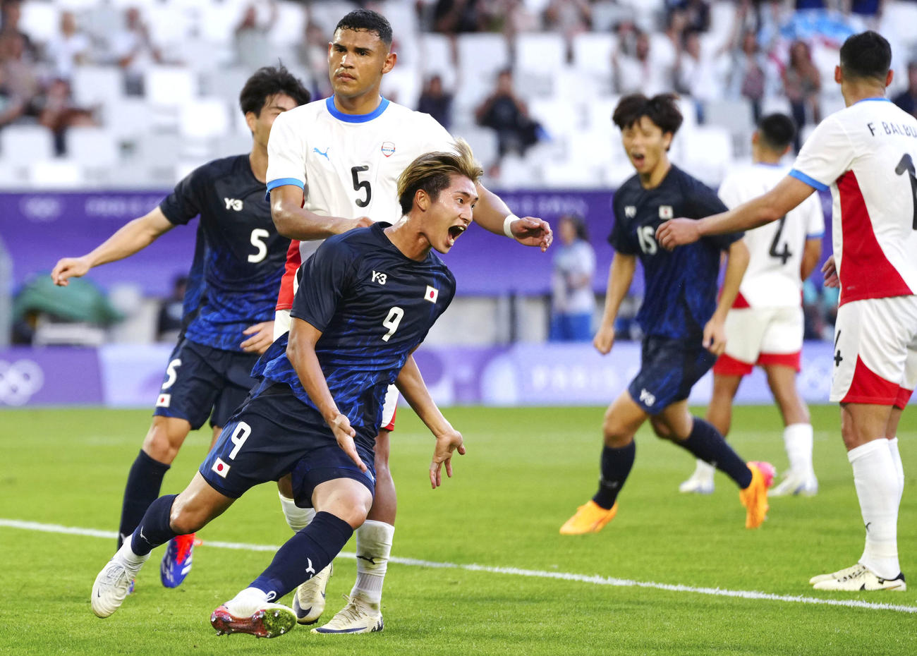 日本―パラグアイ　後半、チーム4点目のゴールを決め、駆け出す藤尾（左手前）（共同）