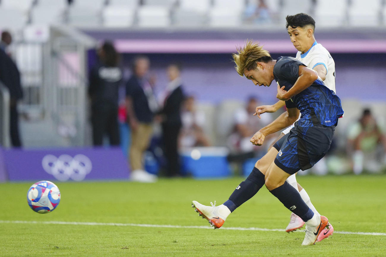 日本―パラグアイ　後半、チーム5点目のゴールを決める藤尾（手前）（共同）