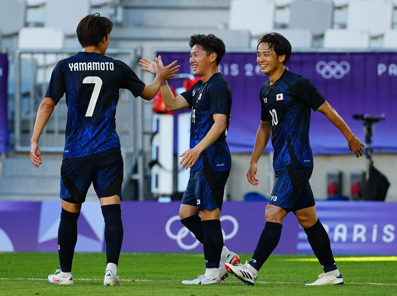 日本対パラグアイ　前半、先制点を決めた三戸（中央）は山本とタッチを交わす。右は斉藤（撮影・垰建太）