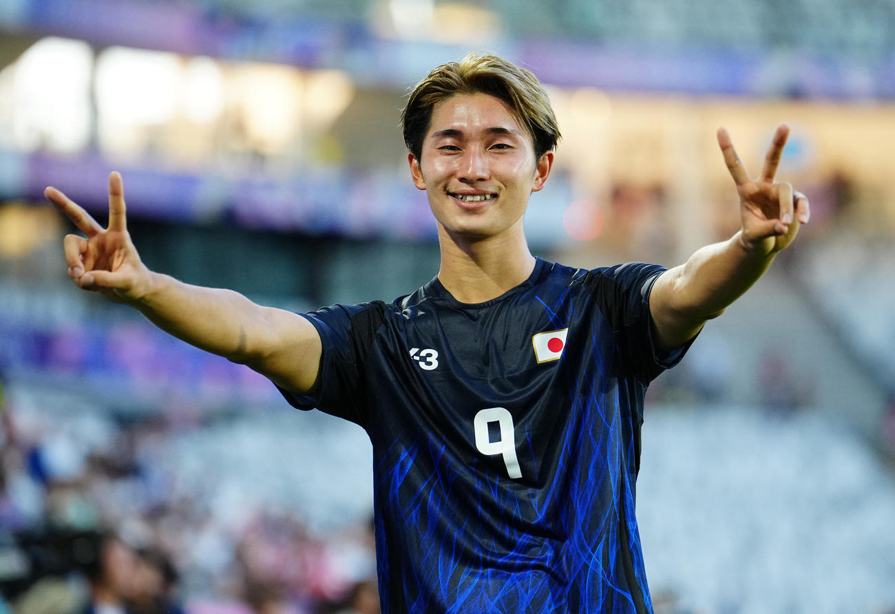 日本対パラグアイ　パラグアイに大勝しVサインを見せる藤尾（撮影・垰建太）