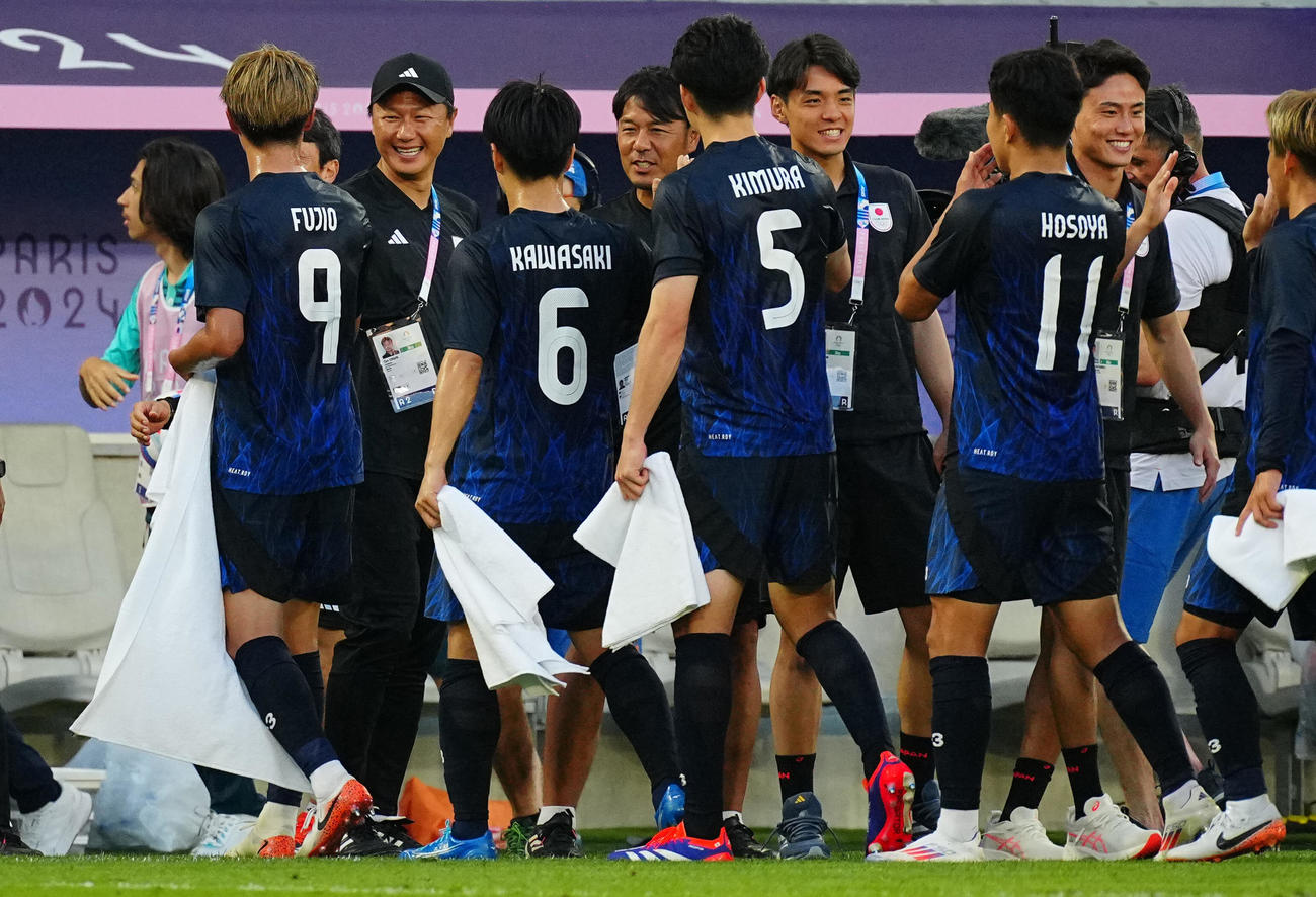 日本対パラグアイ　パラグアイに大勝し藤尾（左）ら選手たちを笑顔で迎える大岩監督（左から2人目）（撮影・垰建太）