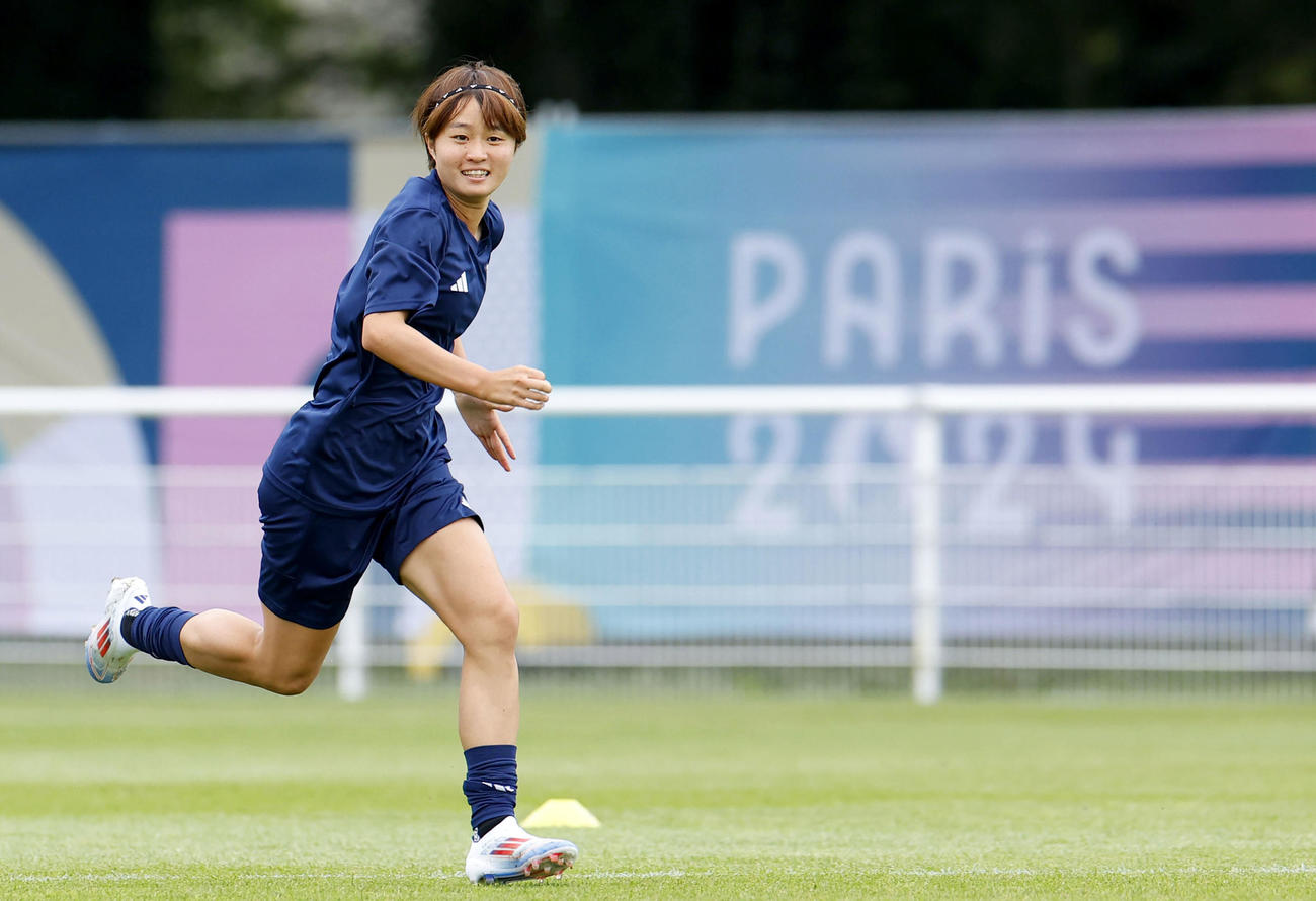 22日、スペイン戦に向け、調整するサッカー女子日本代表の宮沢（共同）