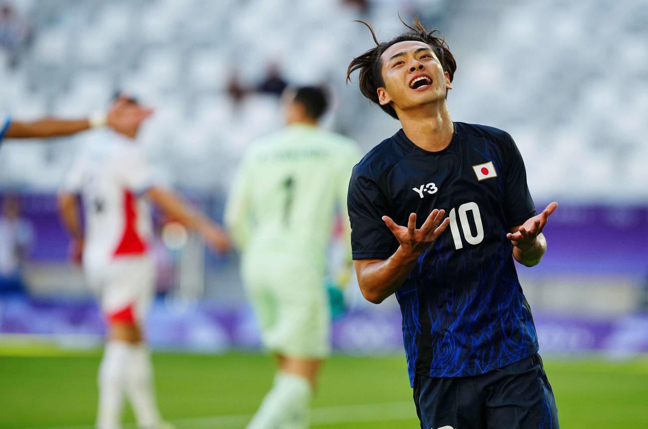 日本対パラグアイ　前半、シュートを外し悔しがる斉藤（撮影・垰建太）