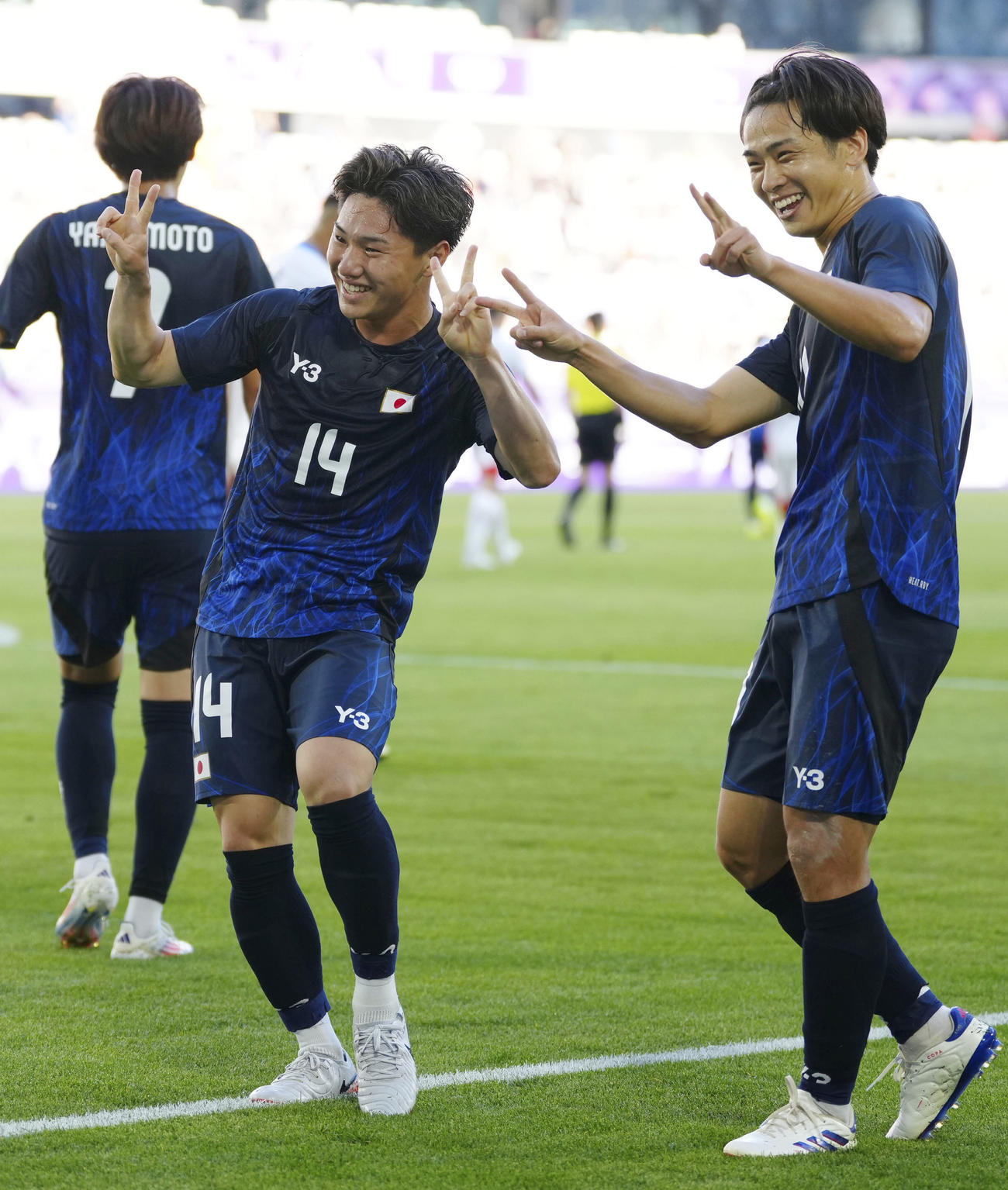 日本対パラグアイ　前半、先制ゴールを決め、ポーズをとる三戸。右は斉藤（共同）