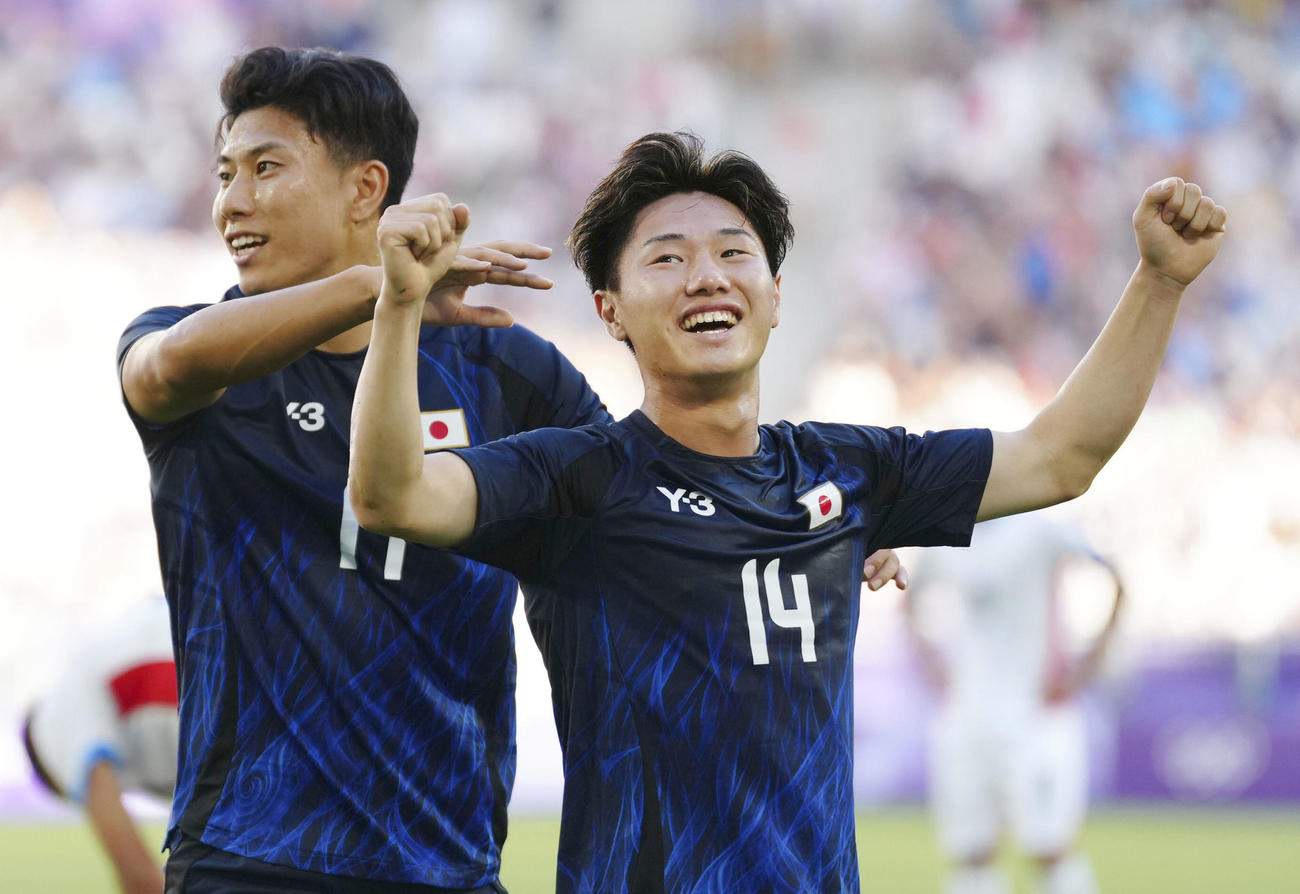 日本対パラグアイ　前半、先制ゴールを決め、喜ぶ三戸（右）（共同）