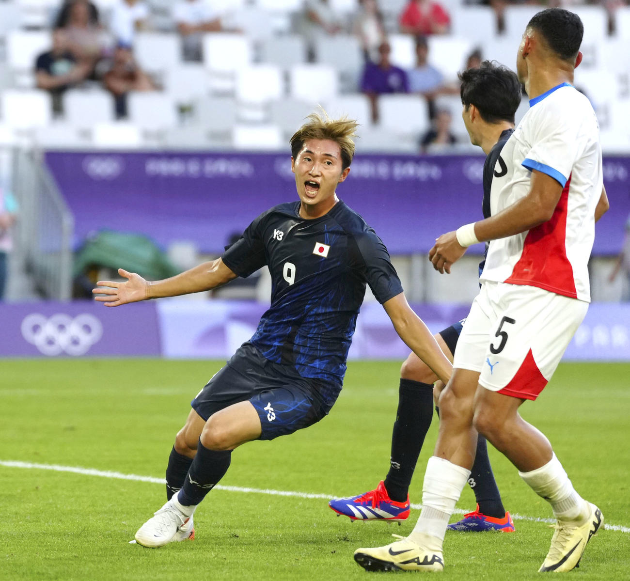 日本―パラグアイ　後半、チーム4点目のゴールを決め、駆け出す藤尾（共同）