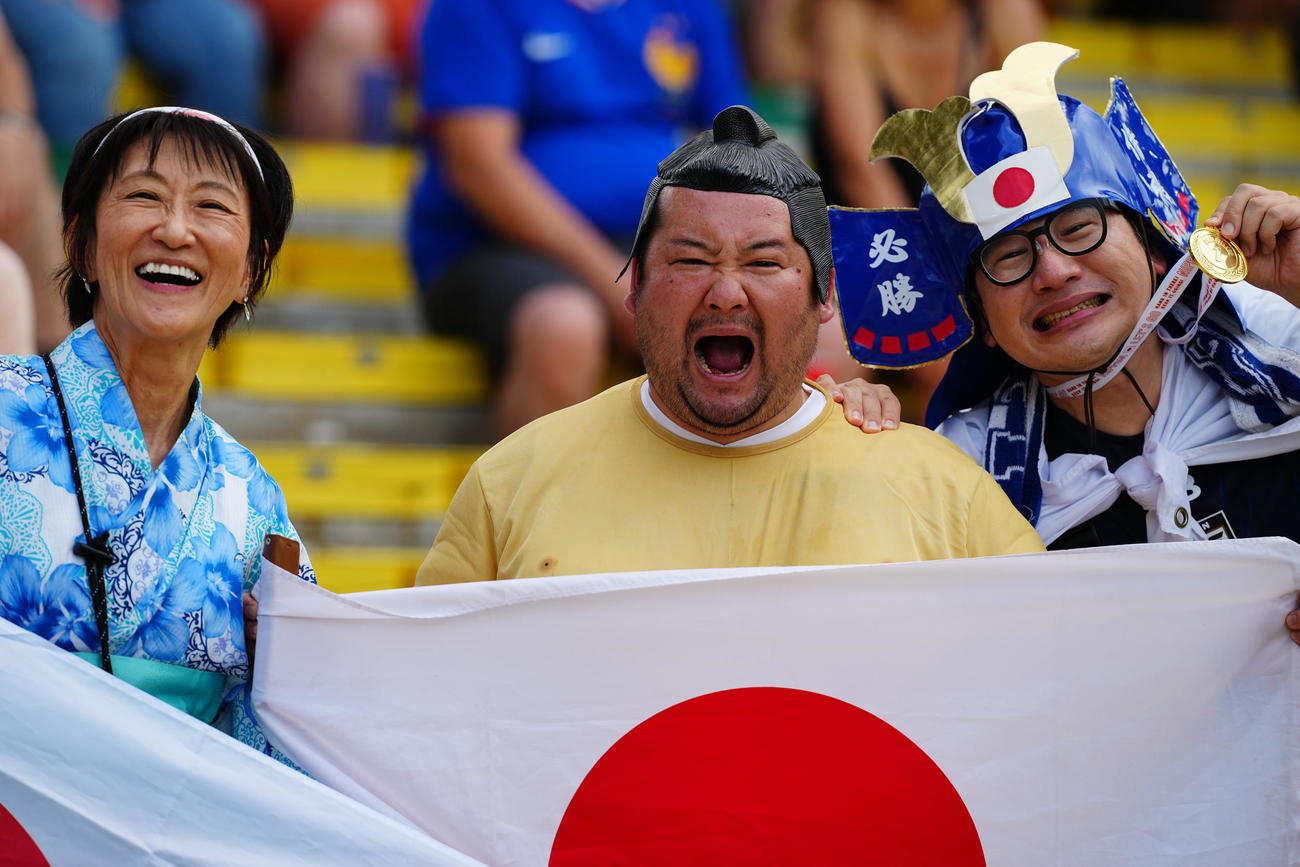 日本対スペイン　盛り上がるサポーター（撮影・垰建太）