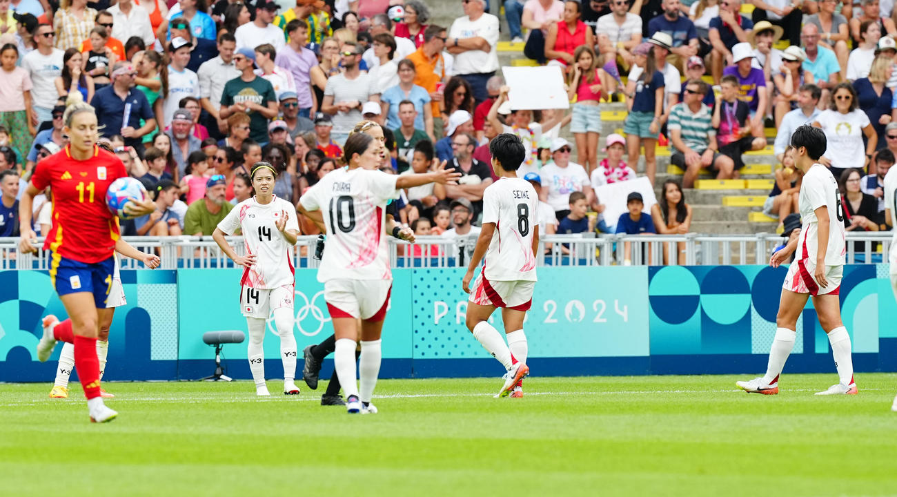 日本対スペイン　前半、ボンマティにゴールを決められ、話をする長谷川（左から2人目）ら日本代表の選手たち（撮影・垰建太）