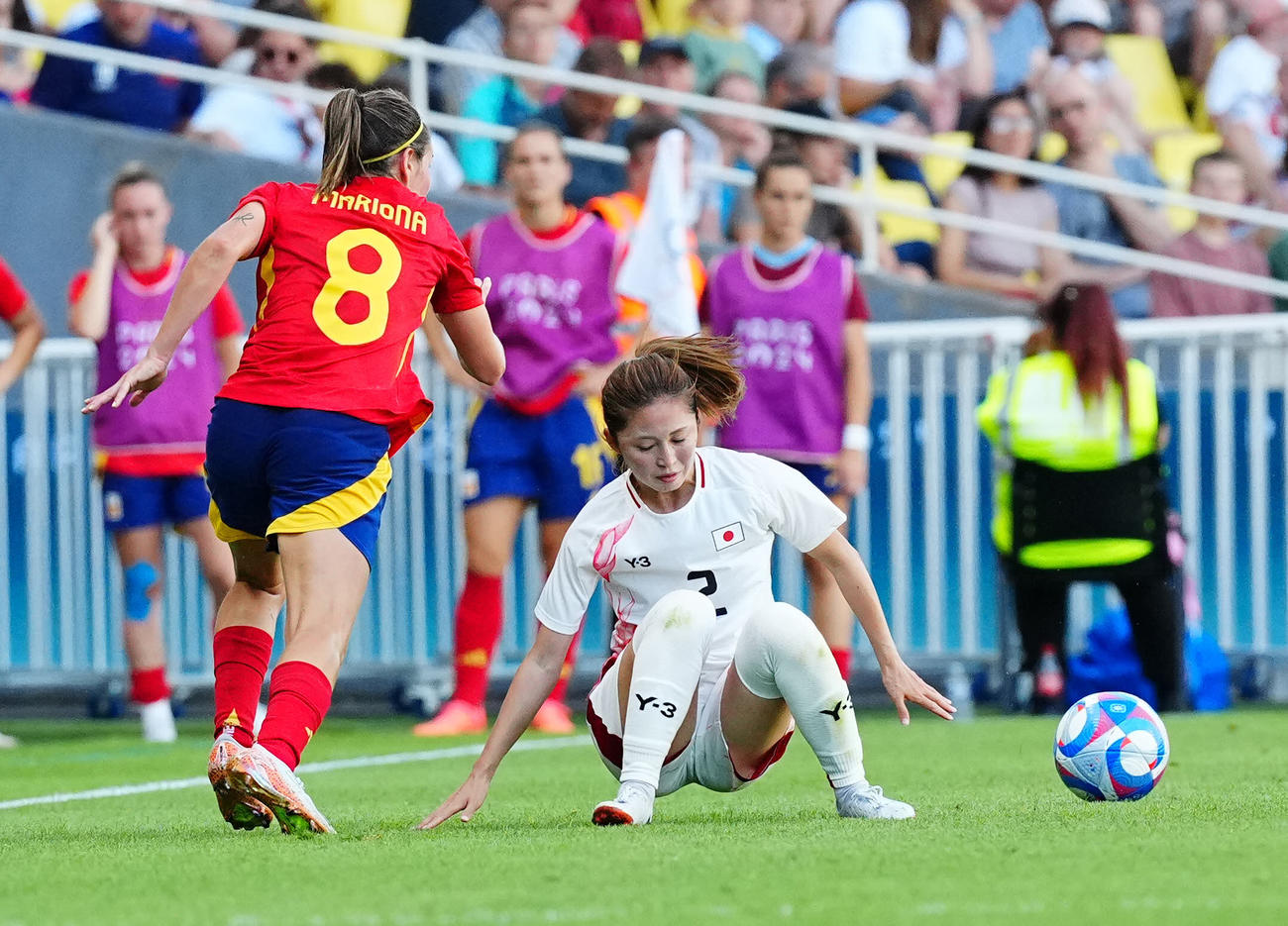 日本対スペイン　後半、カルデンテイ（左）に股抜きされ、体勢を崩す清水（撮影・垰建太）