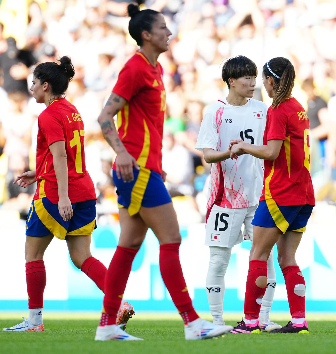 日本対スペイン　スペインに敗れさえない表情でタッチを交わす藤野（右から2人目）（撮影・垰建太）