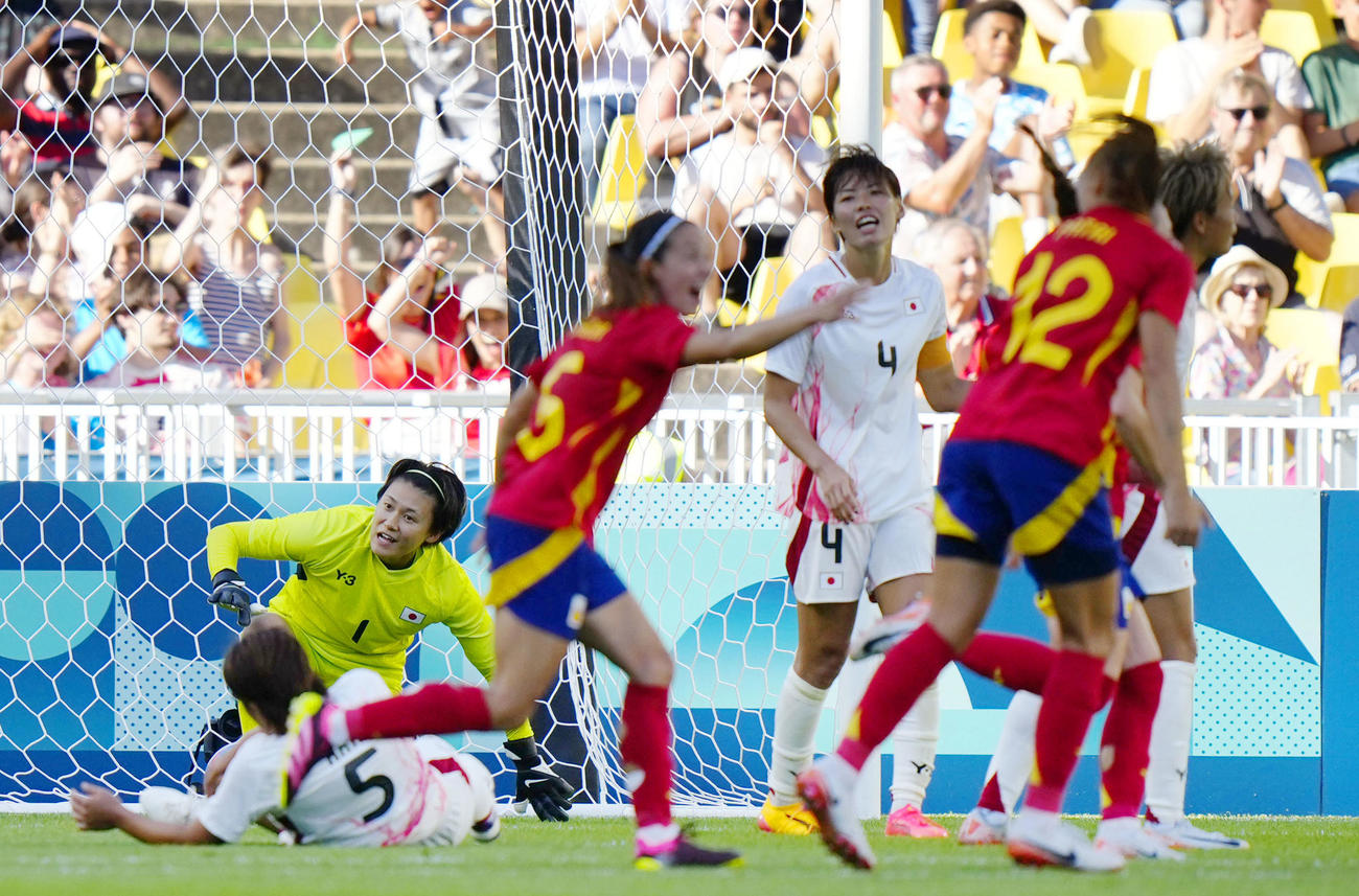 日本対スペイン　後半、スペインに2点目のゴールを決められた日本。左奥はGK山下（共同）