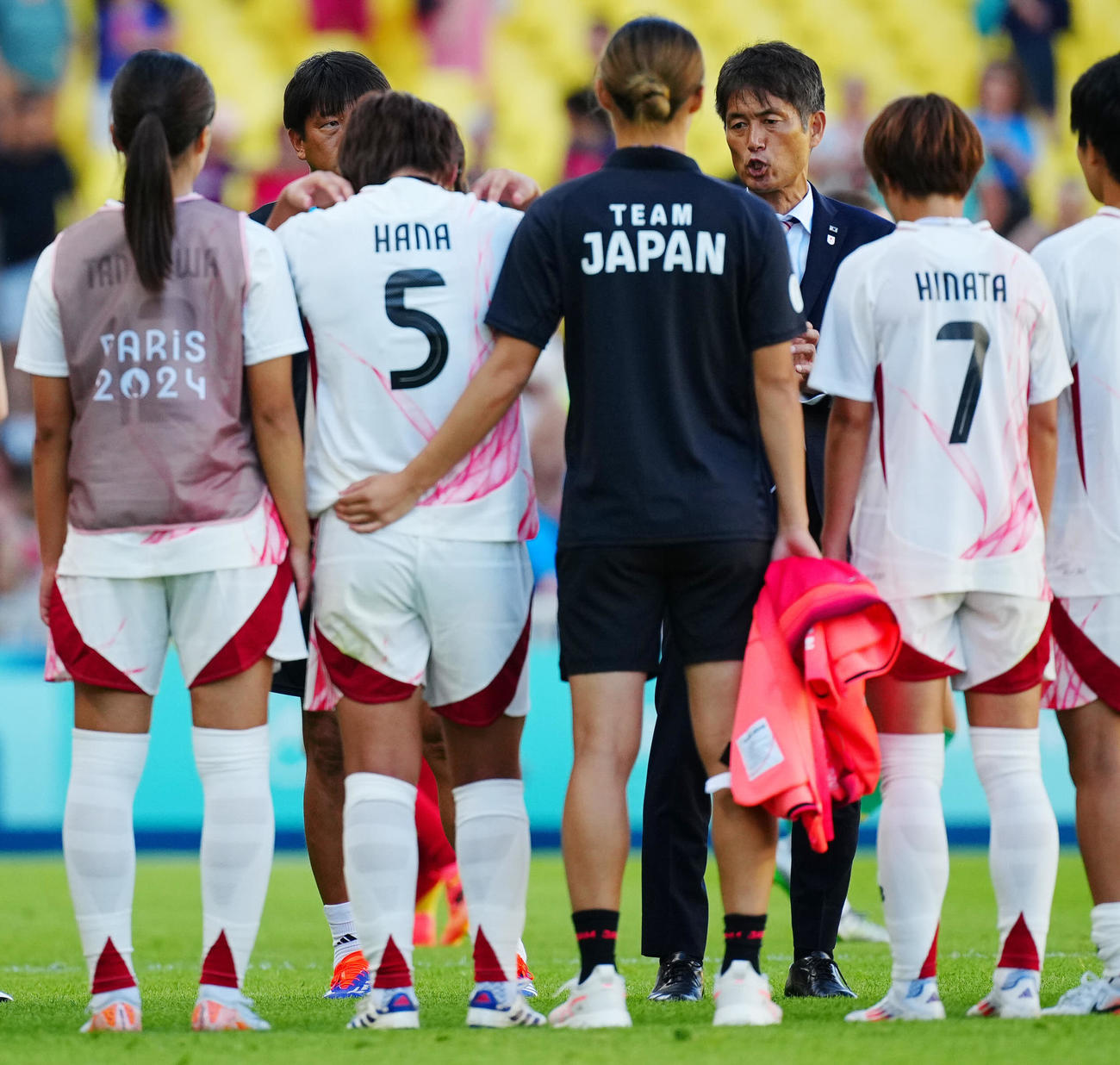 日本対スペイン　スペインに敗れ選手たちを円陣で鼓舞する池田監督（後方）（撮影・垰建太）