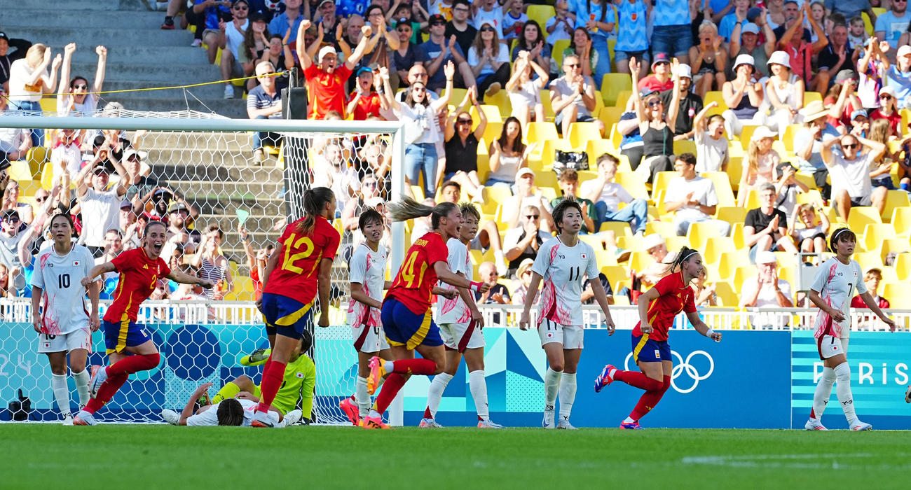 日本対スペイン　後半、追加点を許し、悔しがる田中（中央右）ら日本代表の選手たち（撮影・垰建太）
