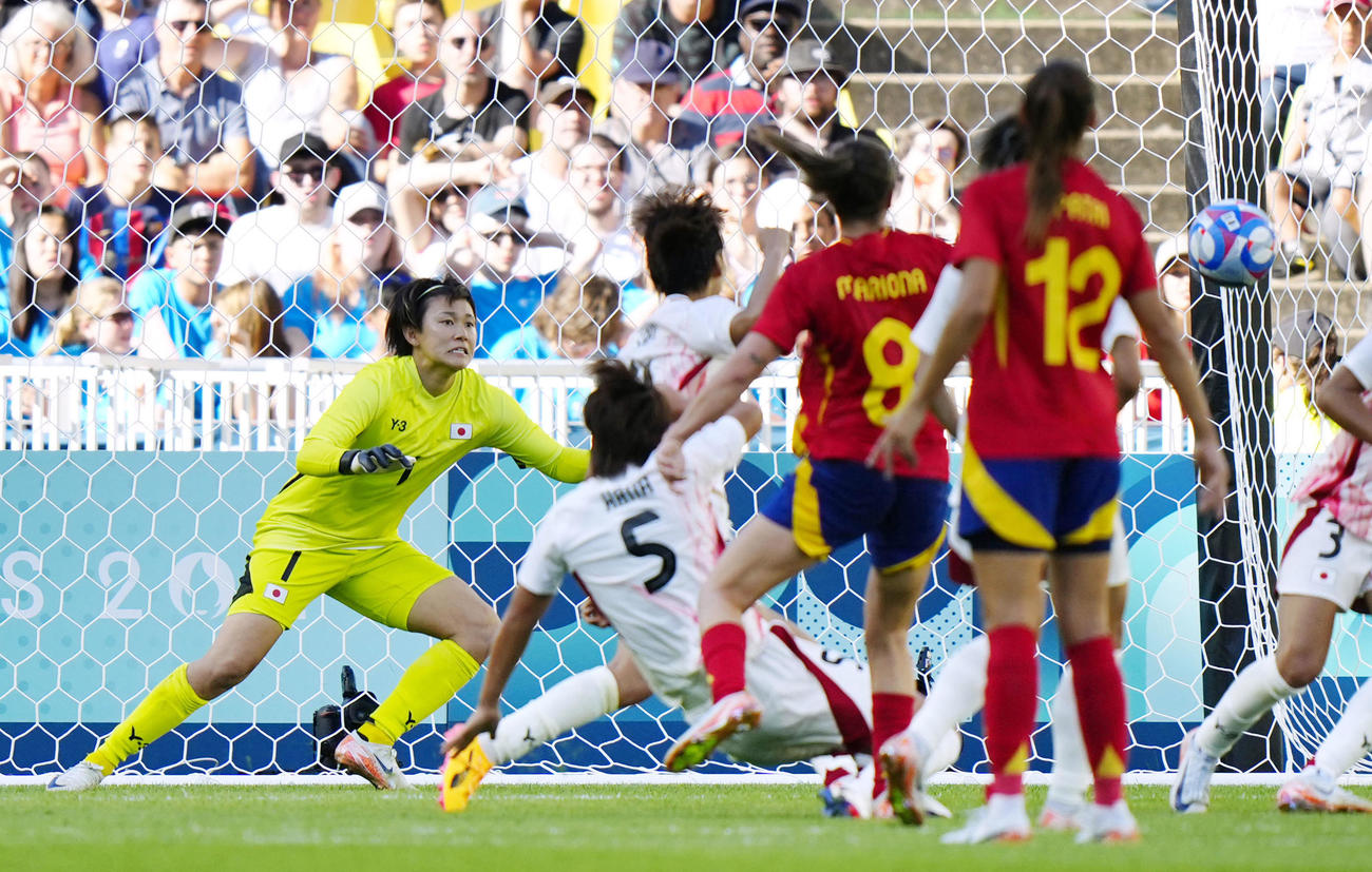 日本対スペイン　後半、スペインに2点目のゴールを決められる日本。左端はGK山下（共同）
