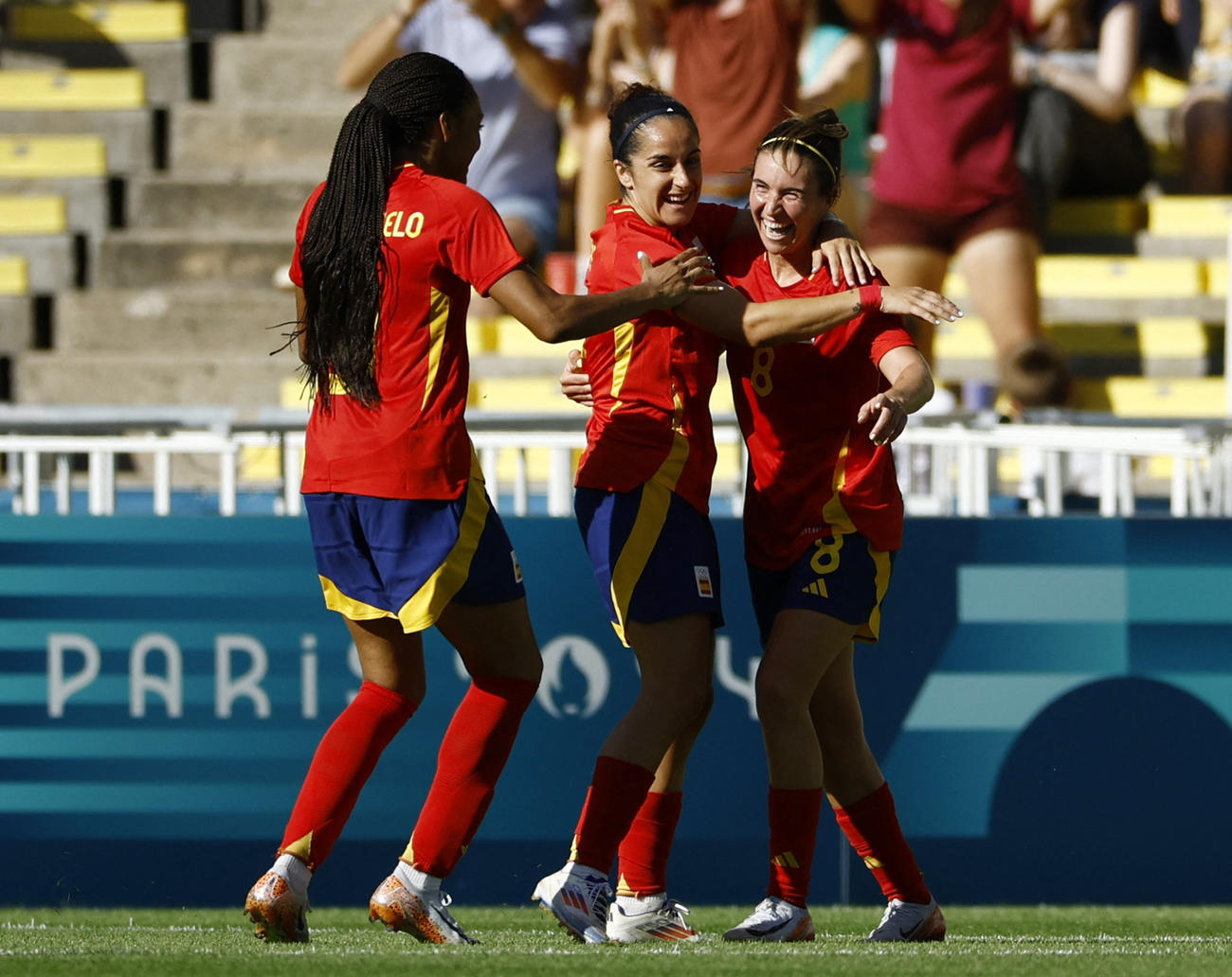 日本対スペイン　後半、勝ち越しゴールを決めたスペイン・カルデンテイ（右）はチームメートから祝福される（ロイター）