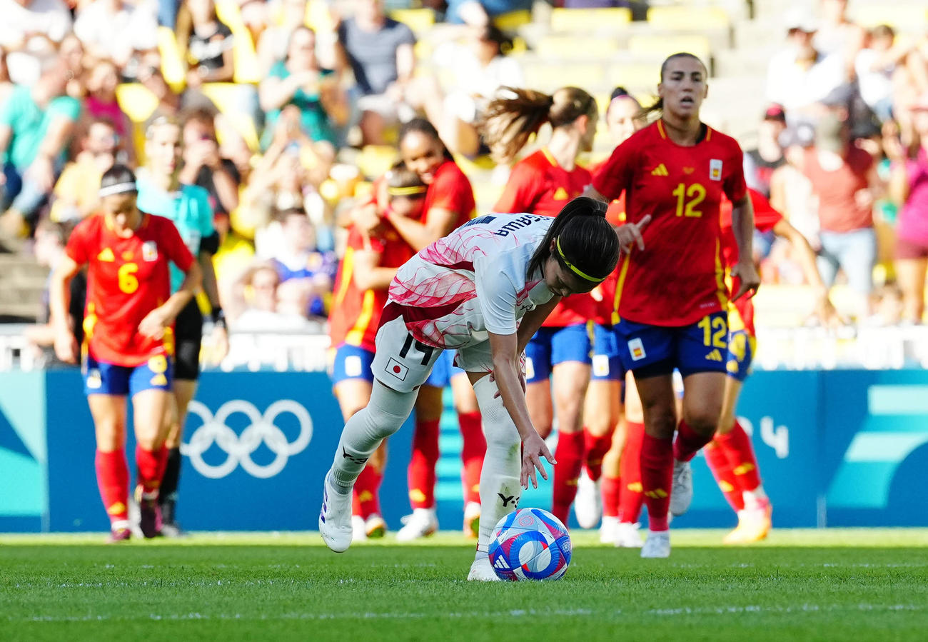 日本対スペイン　後半、カルデンテイに追加点を許し、静かにボールをセットする長谷川（撮影・垰建太）