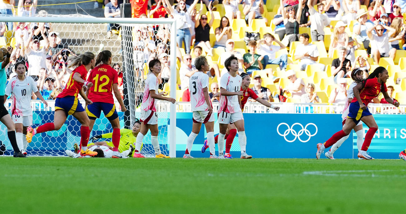 日本対スペイン　後半、追加点を許し、悔しがる田中（中央右）ら日本代表の選手たち（撮影・垰建太）