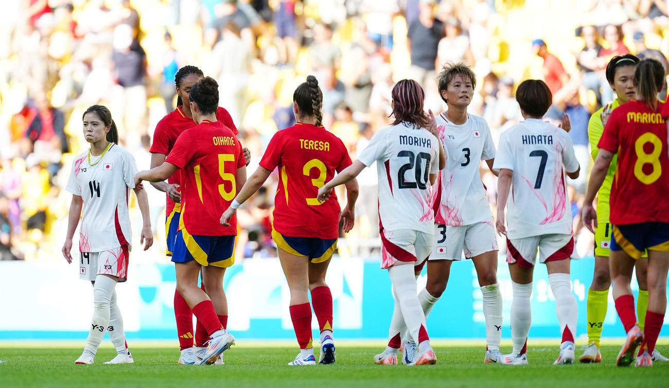 日本対スペイン　スペインに敗れさえない表情の長谷川（左）ら日本の選手たち（撮影・垰建太）