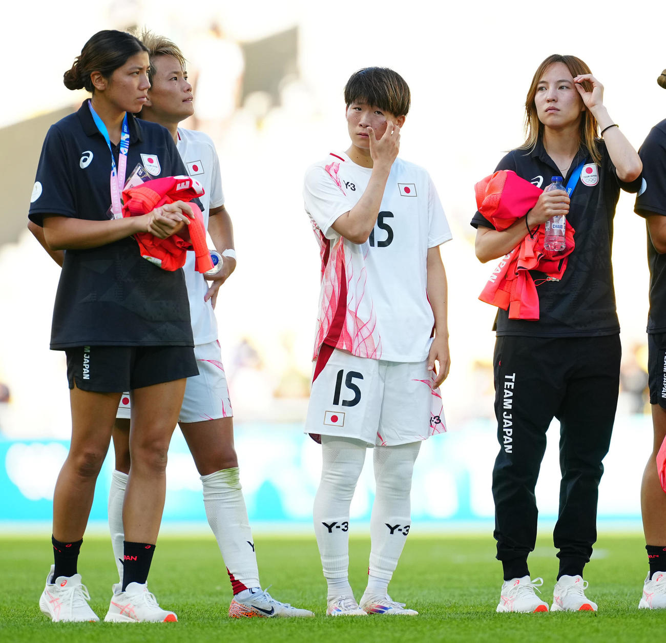 日本対スペイン　スペインに敗れ悔しげな表情を浮かべる藤野（中央）、北川（右）ら（撮影・垰建太）