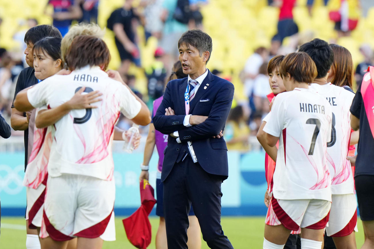 スペインに敗れ、選手に声をかける池田監督（中央）（共同）
