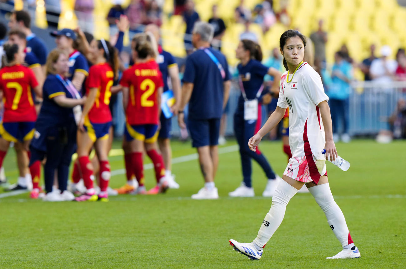 スペインに敗れ、引き揚げる長谷川（共同）