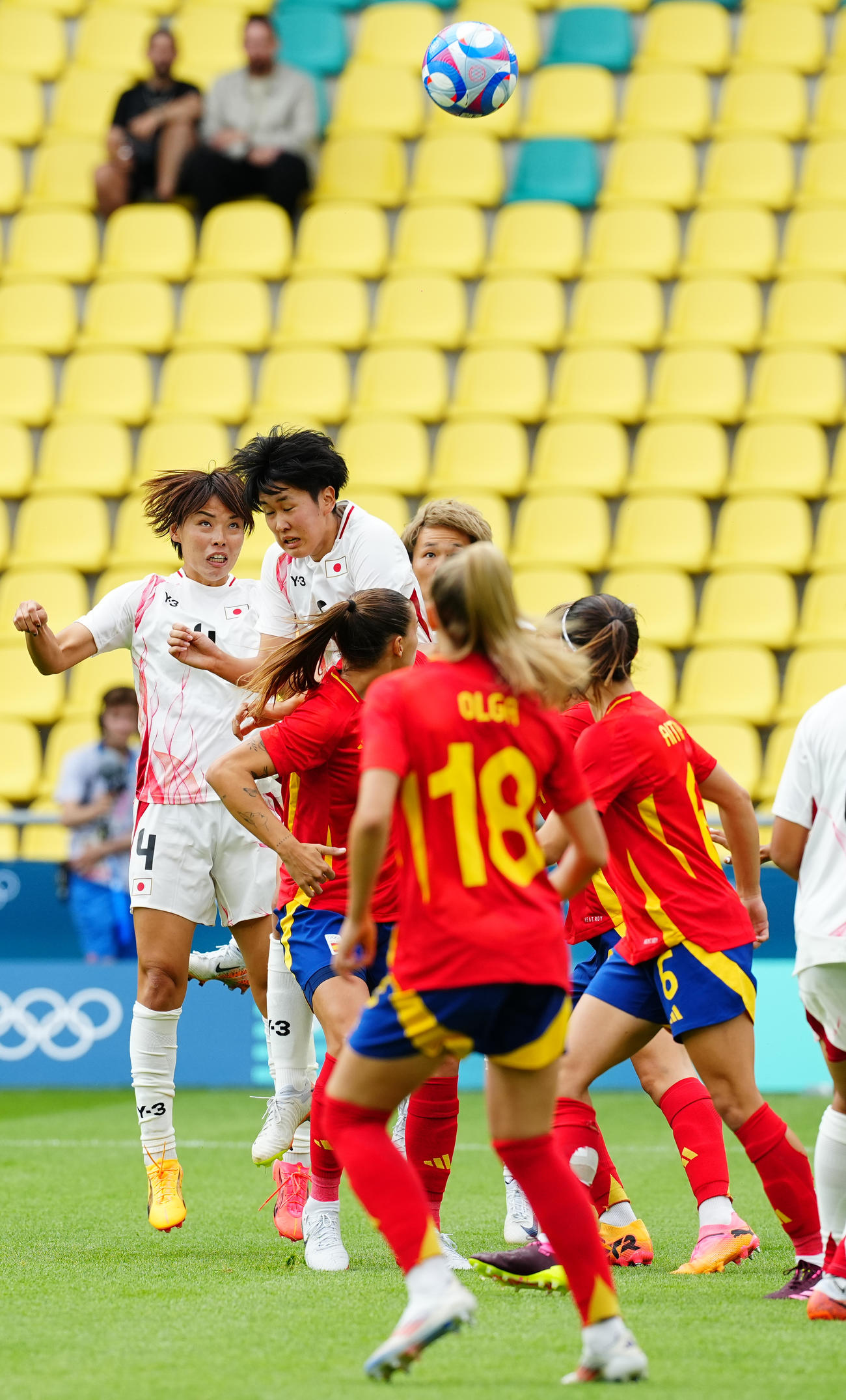 日本対スペイン　前半、コーナーでゴールを狙う熊谷（後方左）と古賀（撮影・垰建太）