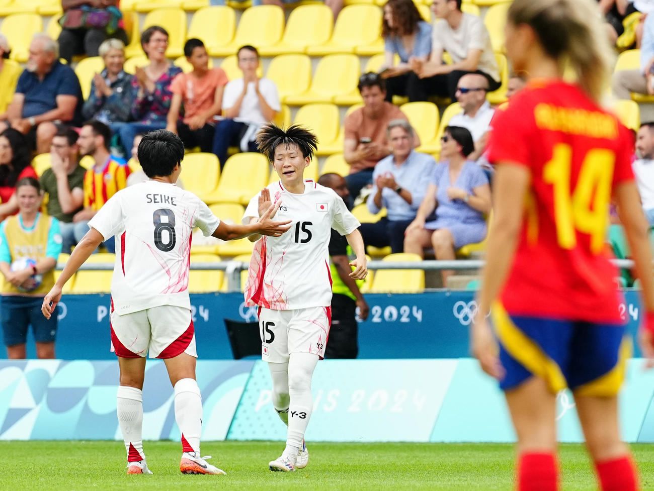 日本対スペイン　前半、先制ゴールを決め、清家（左）とタッチを交わす藤野（撮影・垰建太）