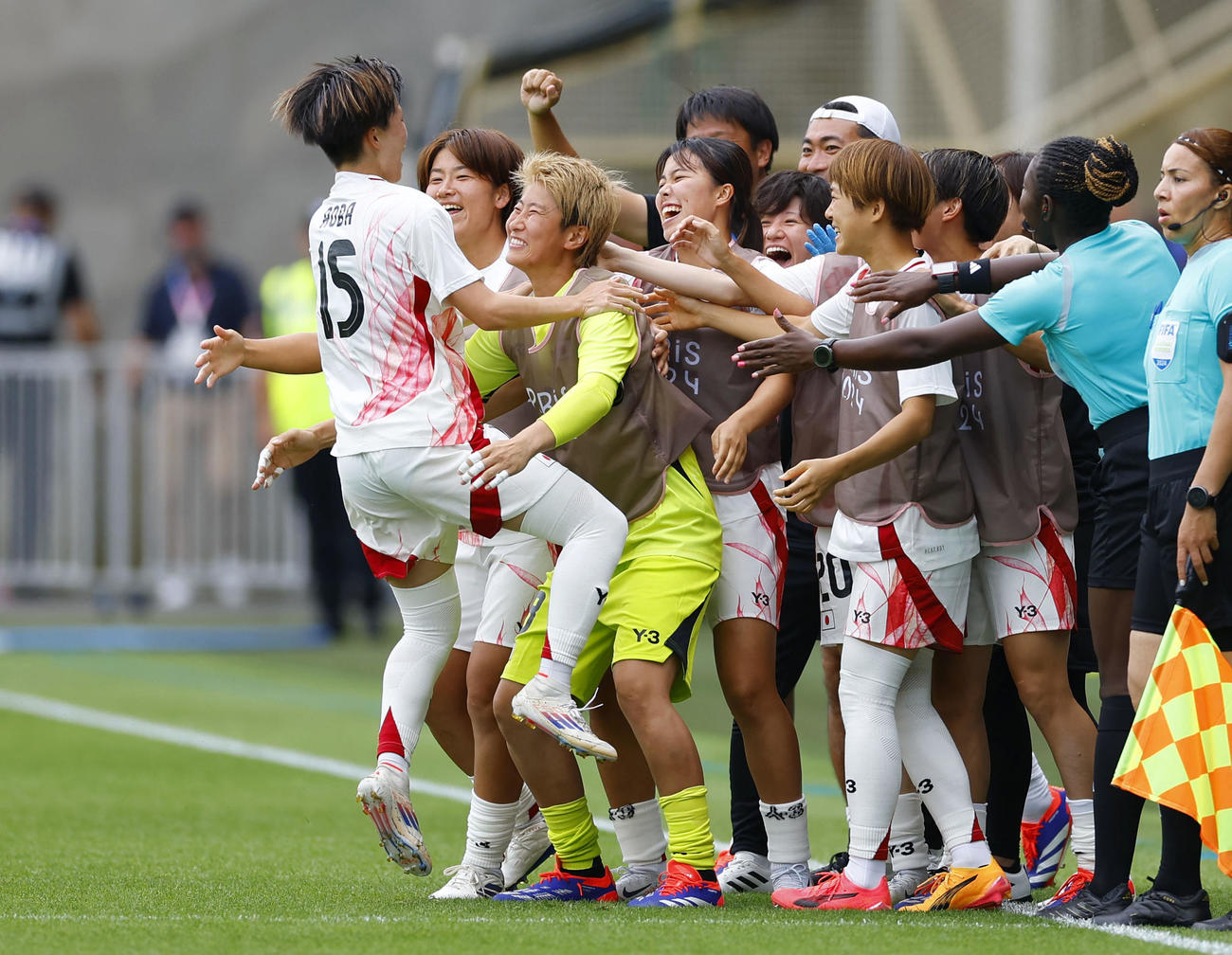 日本対スペイン　前半、先制FKを決め、ベンチ前で喜ぶ藤野（左端）（共同）