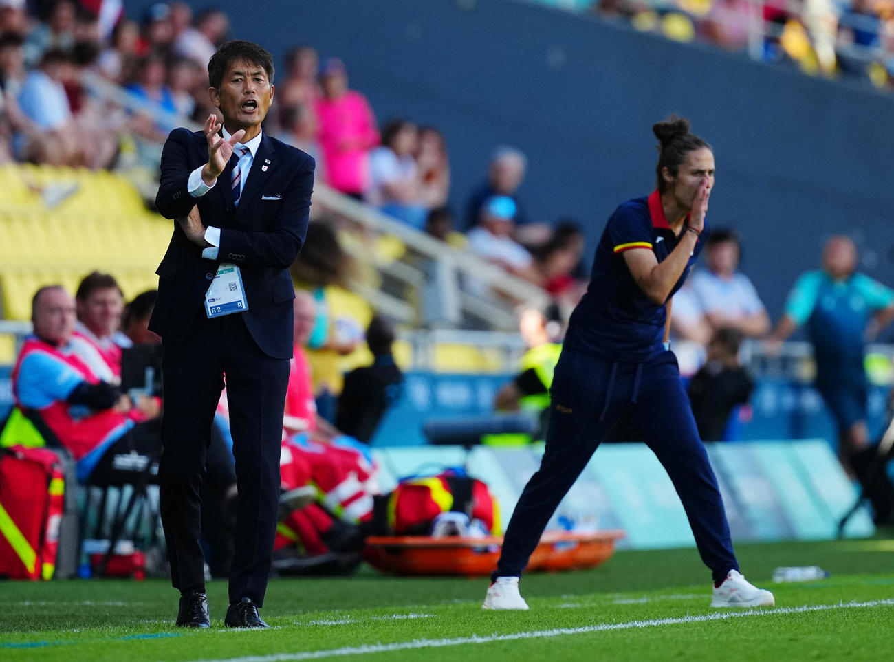 日本対スペイン　指示を出す池田監督（左）とスペインのトメ監督（撮影・垰建太）