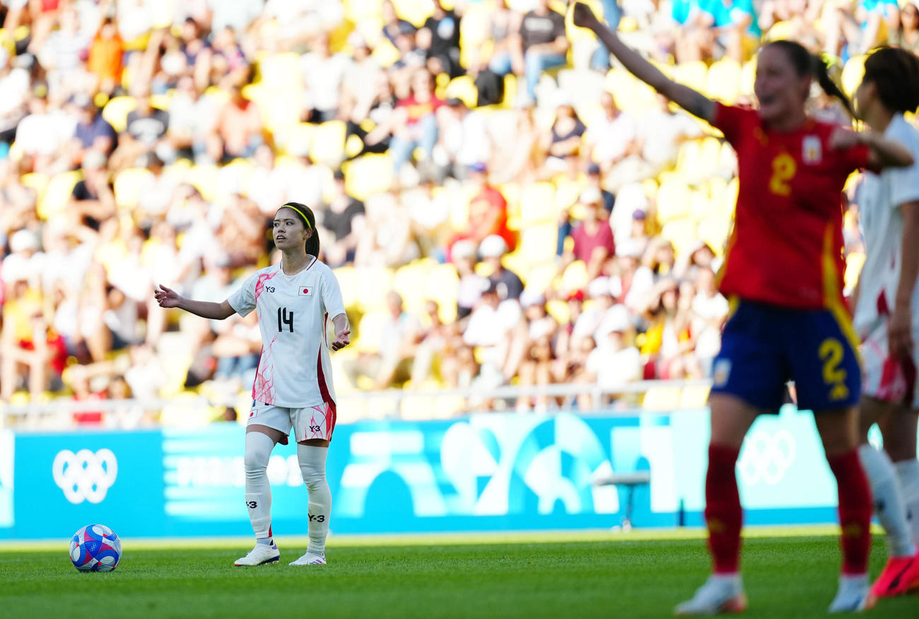 日本対スペイン　ワンプレーなしの試合終了の笛に納得いかない様子の長谷川唯（左）（撮影・垰建太）