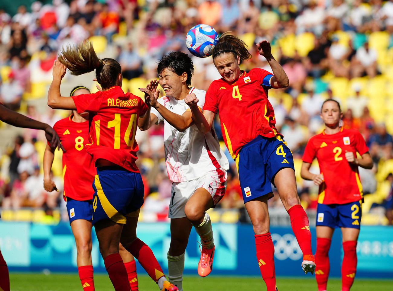 日本対スペイン　後半、パレデス（右）と激しく競り合う熊谷（中央）