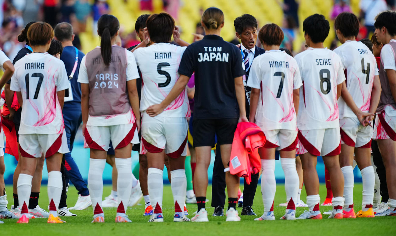 日本対スペイン　スペインに敗れ選手たちを円陣で鼓舞する池田監督（後方）（撮影・垰建太）