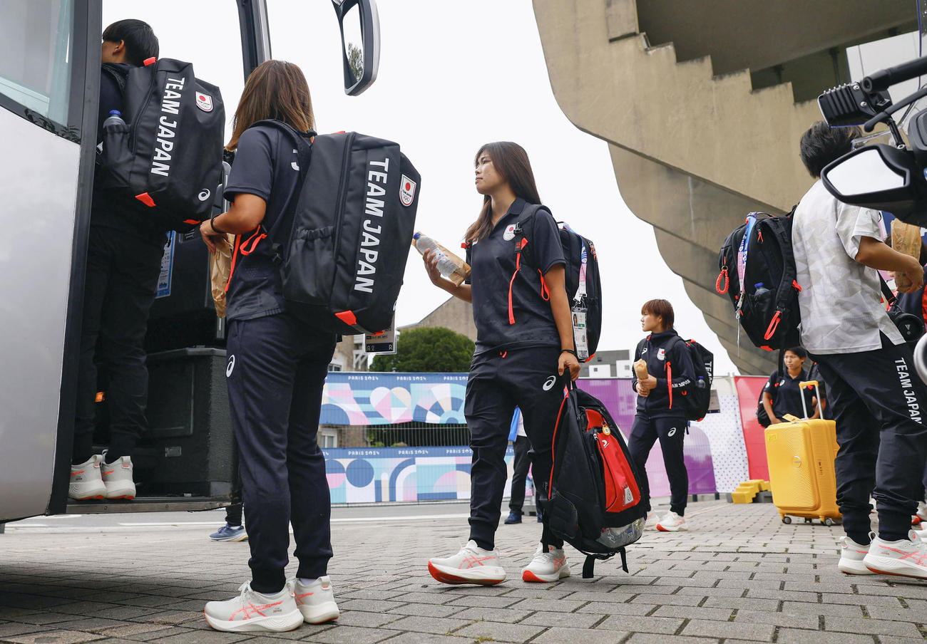 移動手段をTGVからバスへ変更し、乗り込む谷川萌々子（中央）らサッカー女子日本代表（共同）