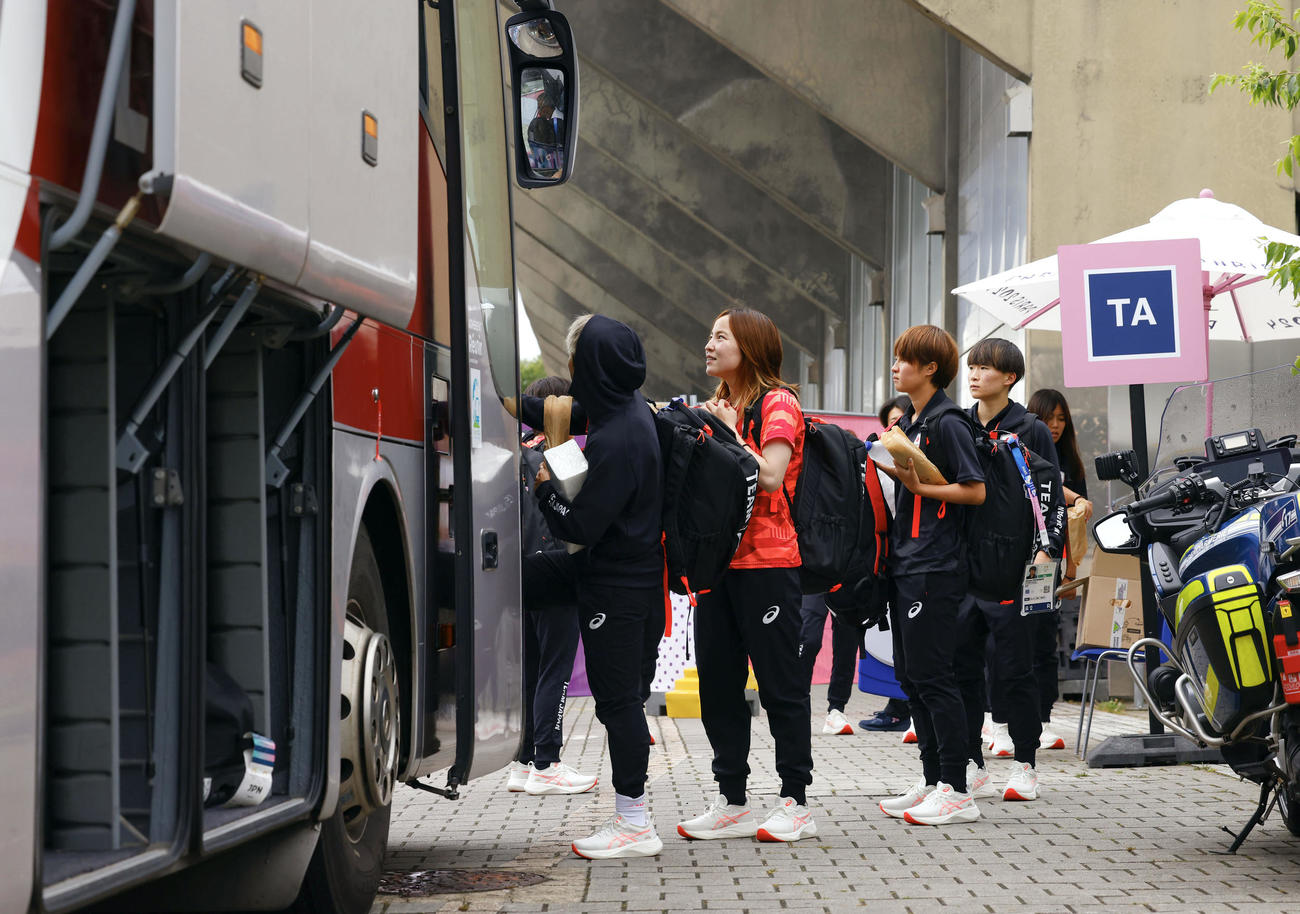 移動手段をTGVからバスへ変更し、乗り込む北川ひかる（左から2人目）らサッカー女子日本代表（共同）