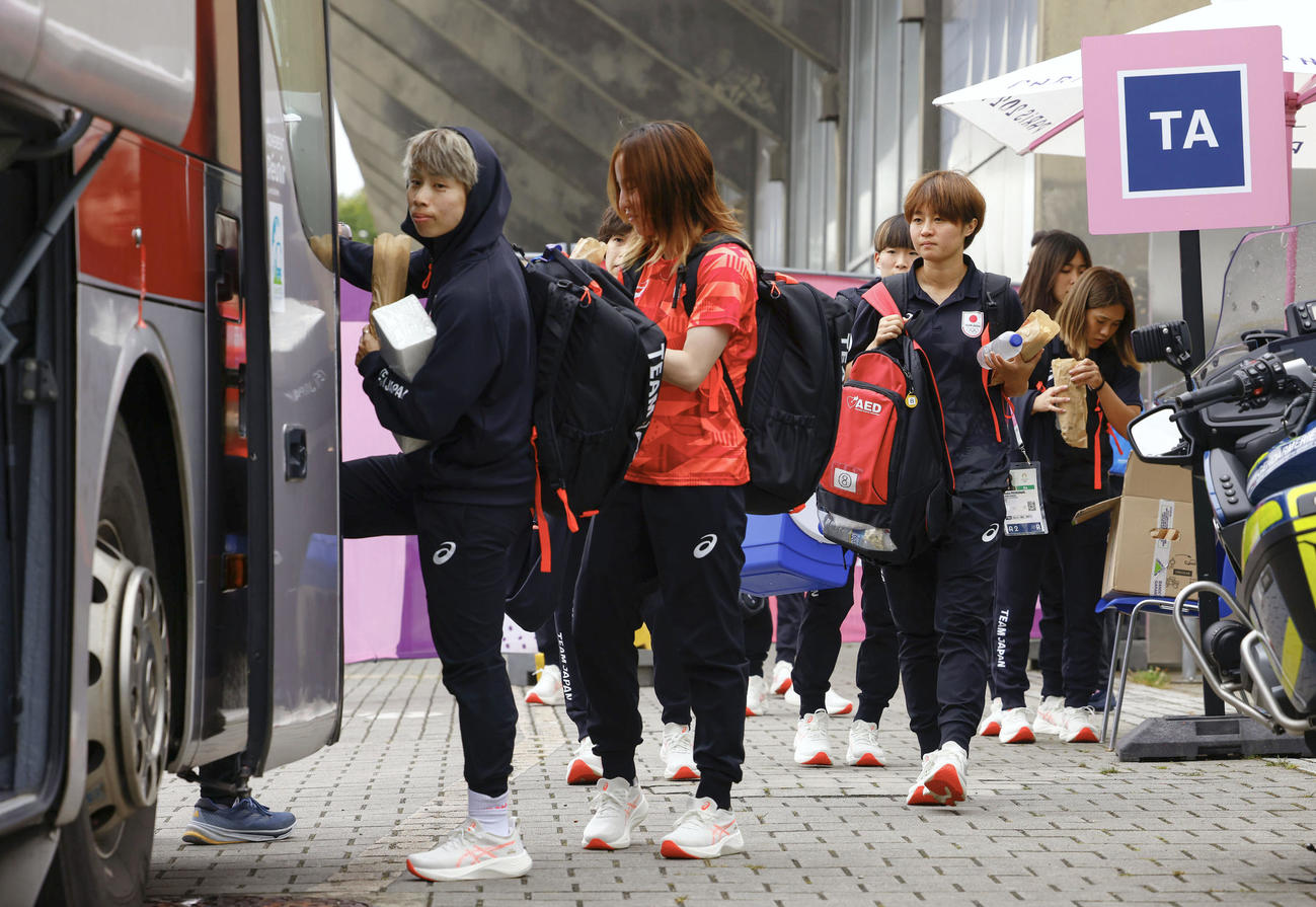 移動手段をTGVからバスへ変更し、乗り込む田中美南（左端）らサッカー女子日本代表（共同）