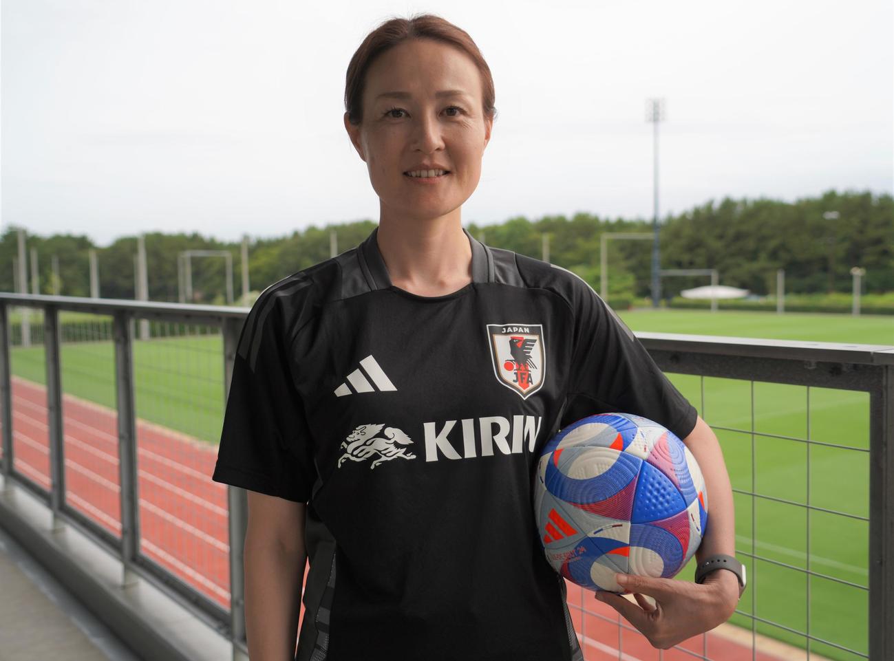 パリ五輪女子サッカー日本代表なでしこジャパンの宮本ともみコーチ（撮影・佐藤成）