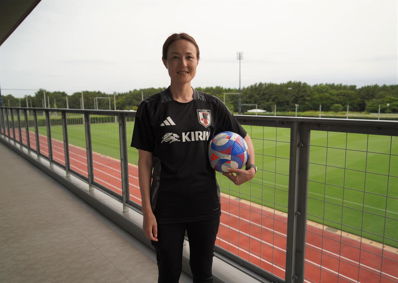 パリ五輪女子サッカー日本代表なでしこジャパンの宮本ともみコーチ（撮影・佐藤成）