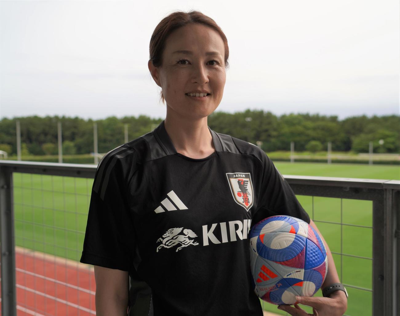 パリ五輪女子サッカー日本代表なでしこジャパンの宮本ともみコーチ（撮影・佐藤成）