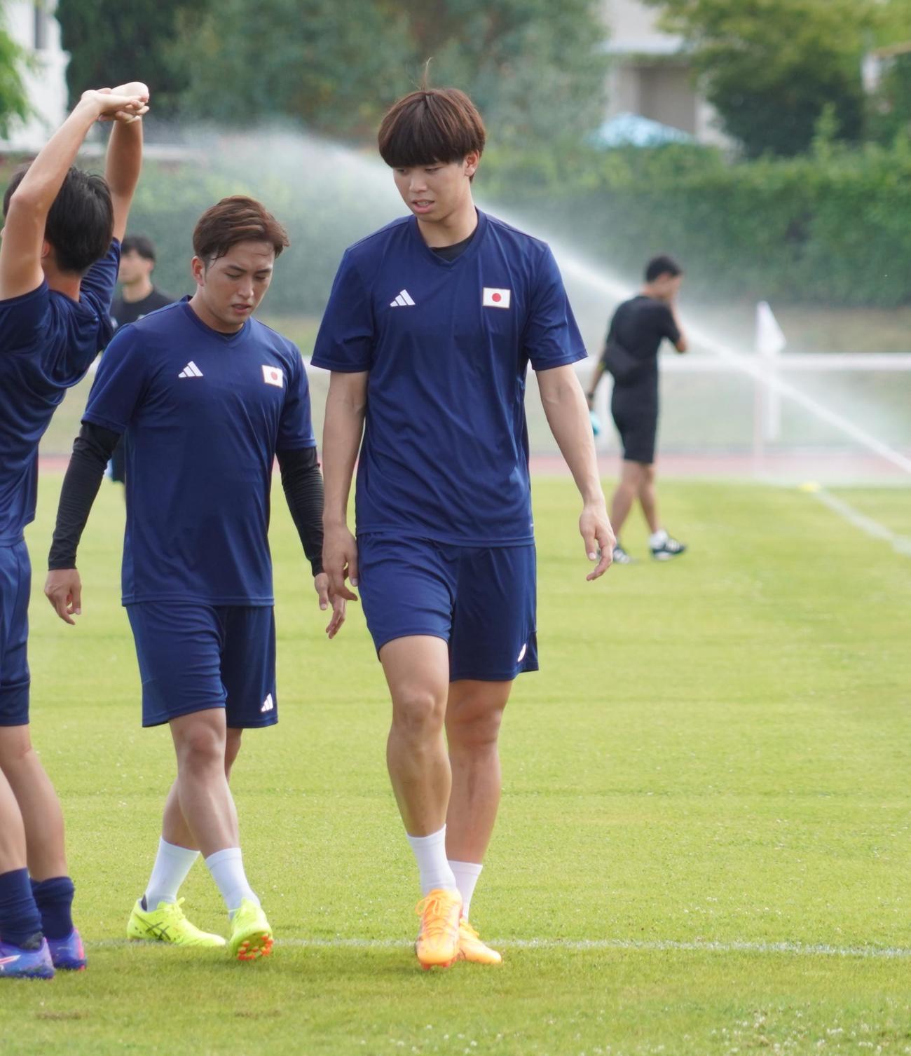 1次リーグ第2戦マリ戦に向けて調整した五輪サッカー男子日本代表DF大畑歩夢（左）と高井幸大（撮影・佐藤成）
