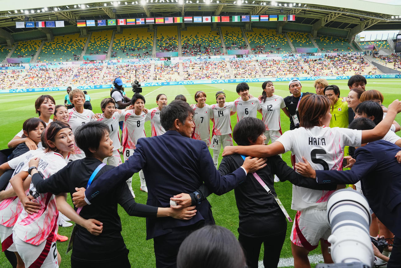 24日、スペイン戦の試合前に円陣を組む日本の選手、監督、コーチ、関係者たち