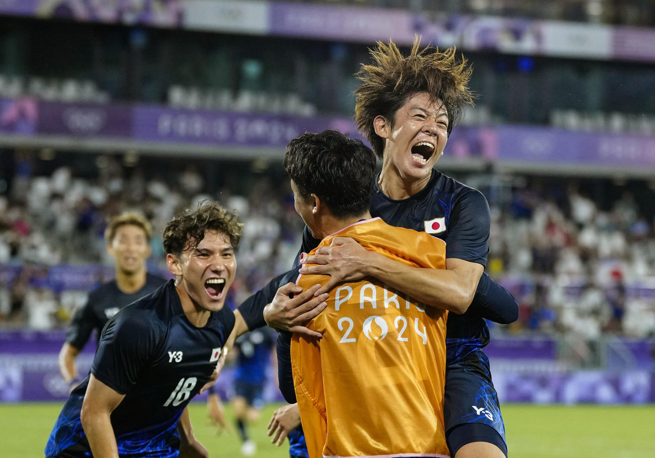 日本―マリ　後半、先制ゴールを決め、大喜びの山本（右）（共同）