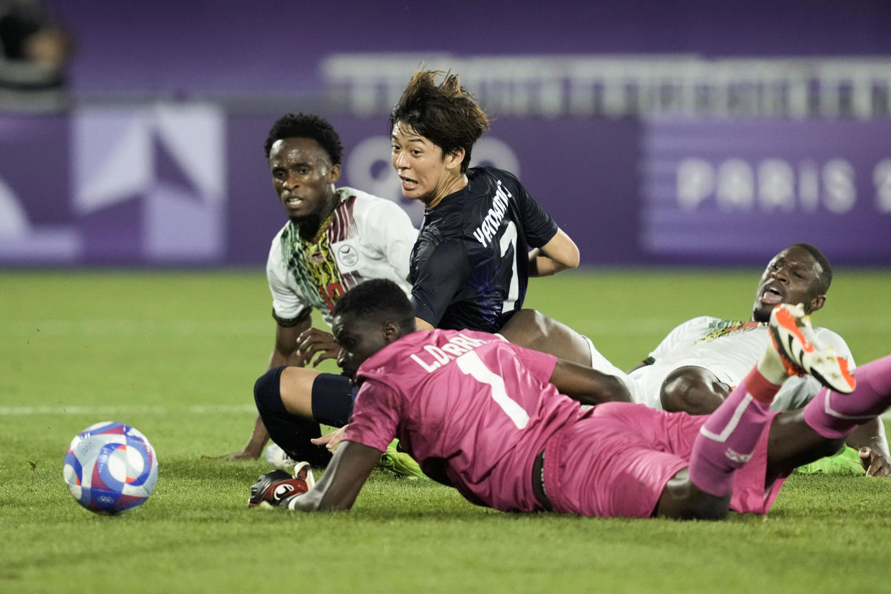 日本－マリ　後半、決勝ゴールを決める山本（中央）（AP＝共同）