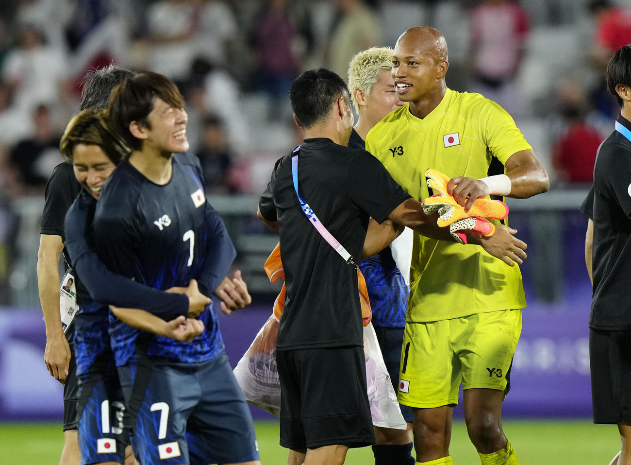 マリに競り勝ち、喜ぶGK小久保（右端）ら男子日本代表（共同）