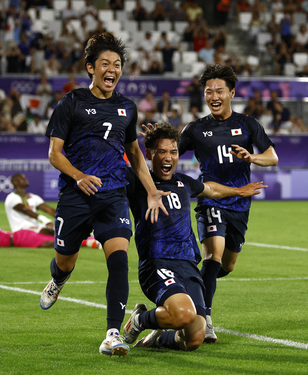 ゴールを決めた山本（左）に駆け寄る佐藤（中央）と三戸（ロイター）