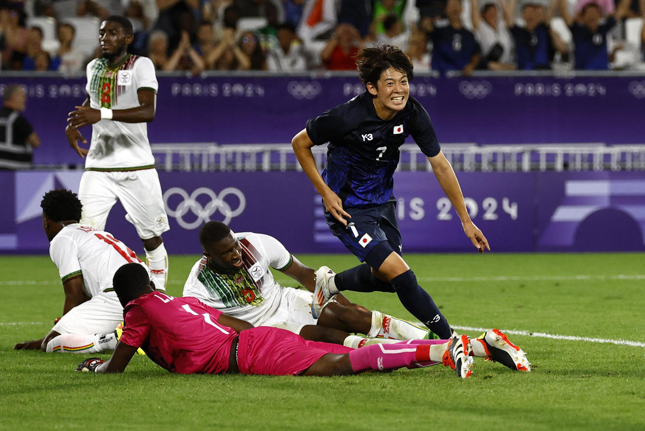 日本－マリ　後半、先制ゴールを決め、大喜びの山本（ロイター）