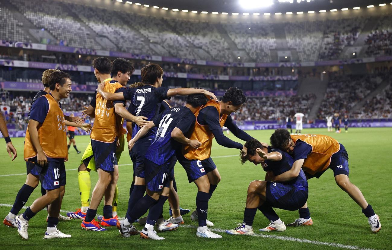 先制点を挙げた山本を祝福する日本の選手たち（ロイター）