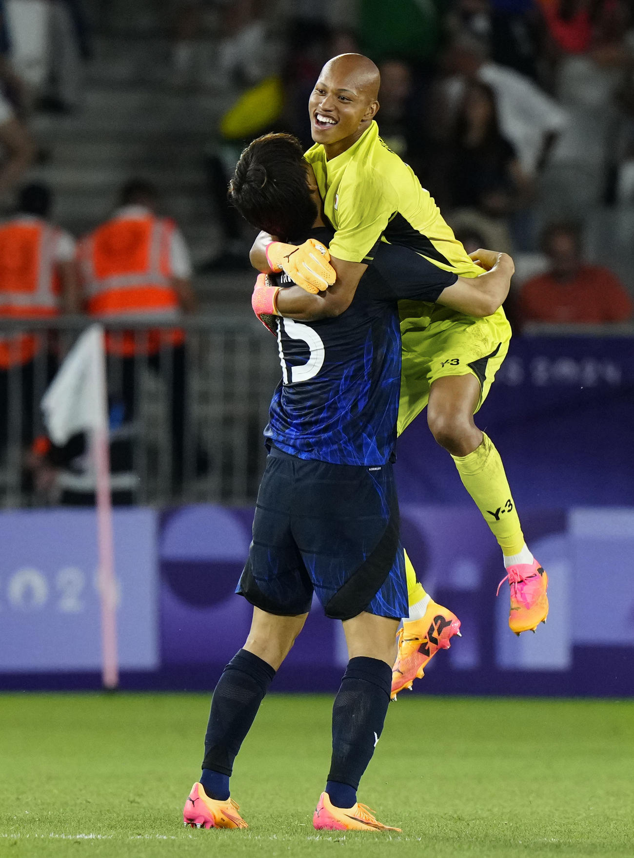 マリに競り勝ち、抱き合い喜ぶGK小久保（共同）